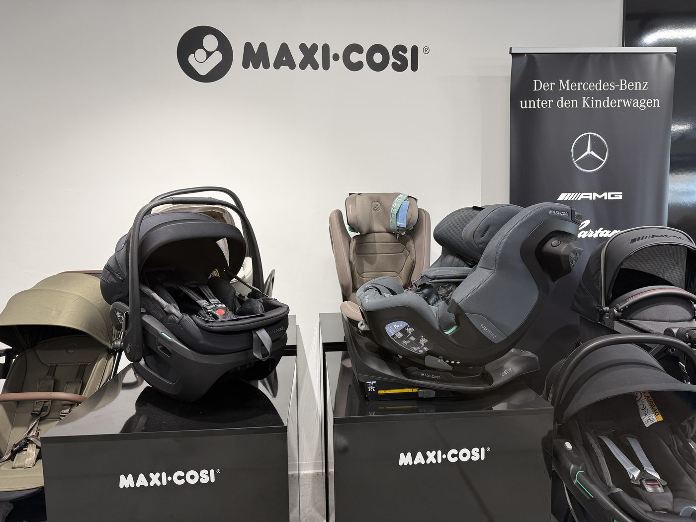 Autosedačky Maxi-Cosi vystavené na prodejně