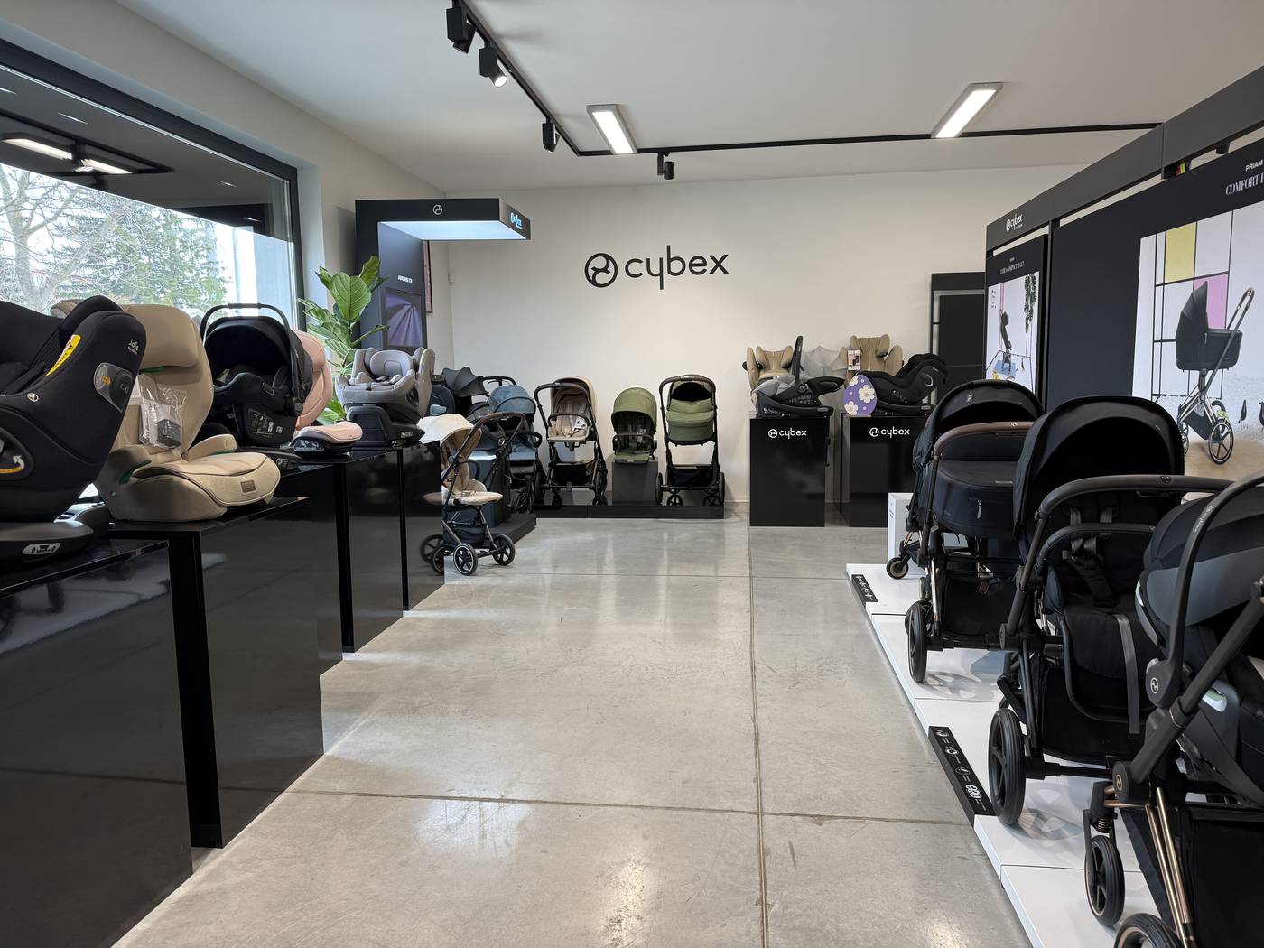 Ulička showroomu BÍBÍK s kočárky a autosedačkami