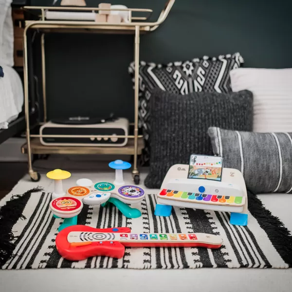 BABY EINSTEIN Hračka dřevěná hudební kytara Together in Tune Guitar™ Connected Magic Touch™ HAPE 6m+