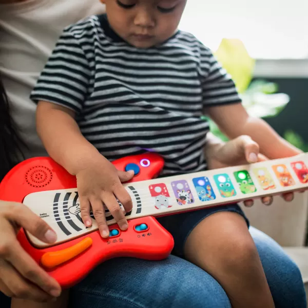 BABY EINSTEIN Hračka dřevěná hudební kytara Together in Tune Guitar™ Connected Magic Touch™ HAPE 6m+