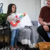 BABY EINSTEIN Hračka dřevěná hudební kytara Together in Tune Guitar™ Connected Magic Touch™ HAPE 6m+