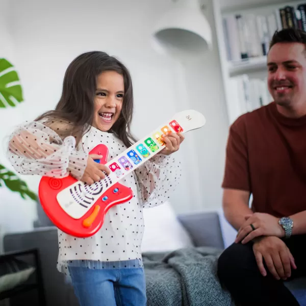 BABY EINSTEIN Hračka dřevěná hudební kytara Together in Tune Guitar™ Connected Magic Touch™ HAPE 6m+