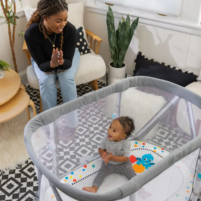 BABY EINSTEIN Podložka na hraní s ohrádkou a klavírem 3v1 Kick & Snooze™ 0m+