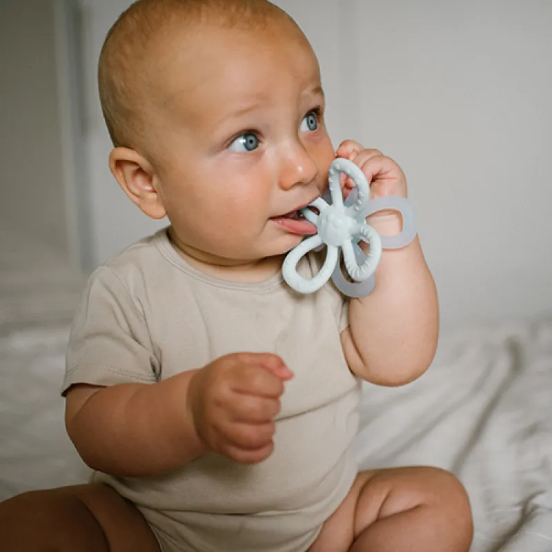 BABYONO Kousátko silikonové Flower - ružová