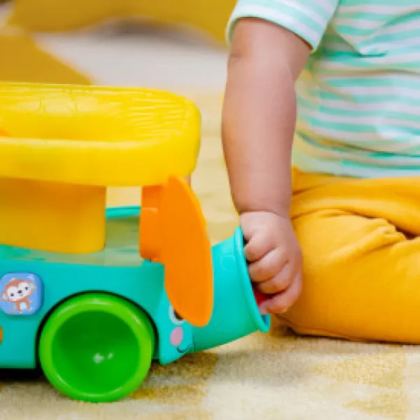 BRIGHT STARTS Autíčko vkládací s míčky Pop & Roll Safari Bus™ 6m+