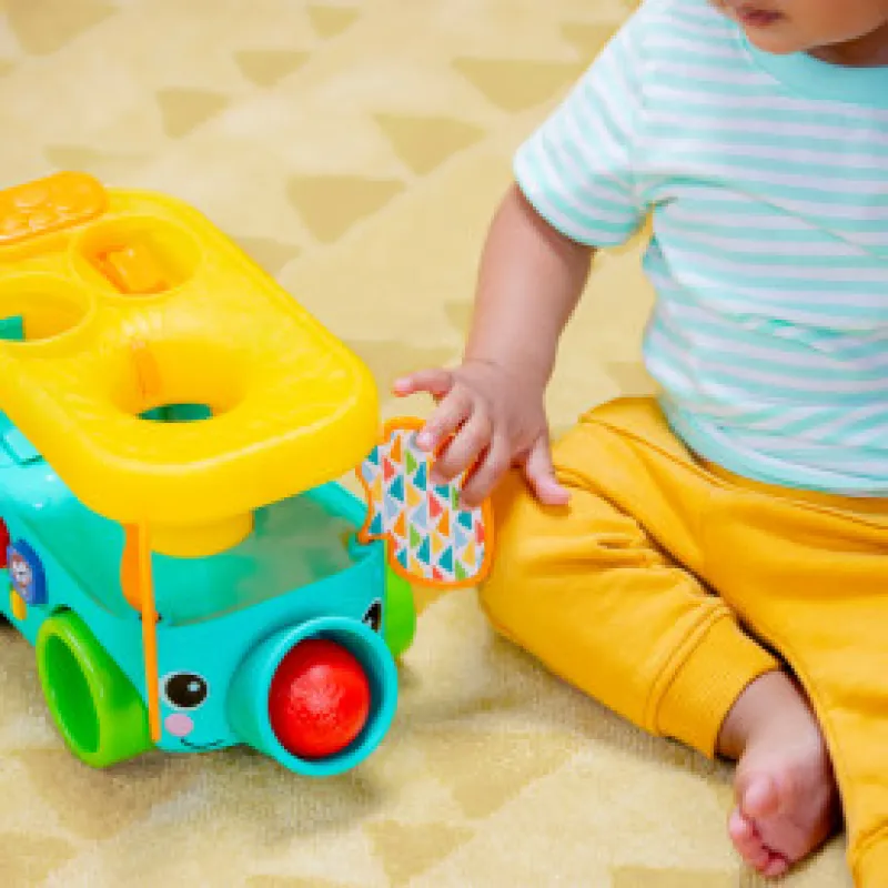 BRIGHT STARTS Autíčko vkládací s míčky Pop & Roll Safari Bus™ 6m+