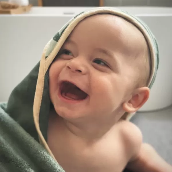 PETITE&MARS Osuška bambusová s kapucí Loulou Rosy Wilderness 100 x 100 cm