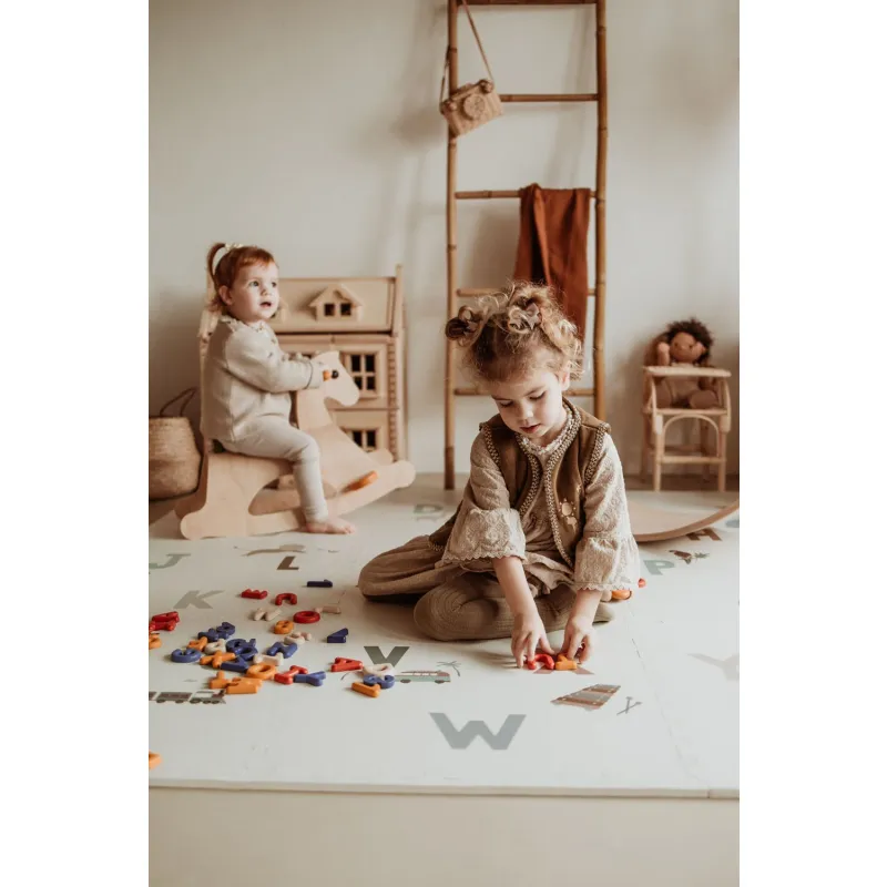 PLAY AND GO Tiloo EEVAA Podložka na hraní a domeček Alphabet