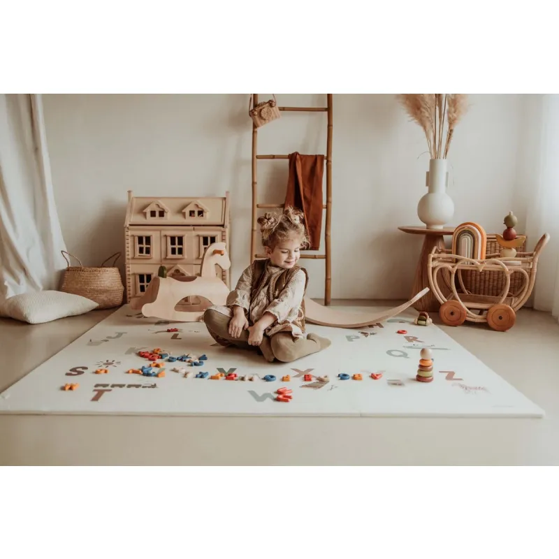 PLAY AND GO Tiloo EEVAA Podložka na hraní a domeček Alphabet