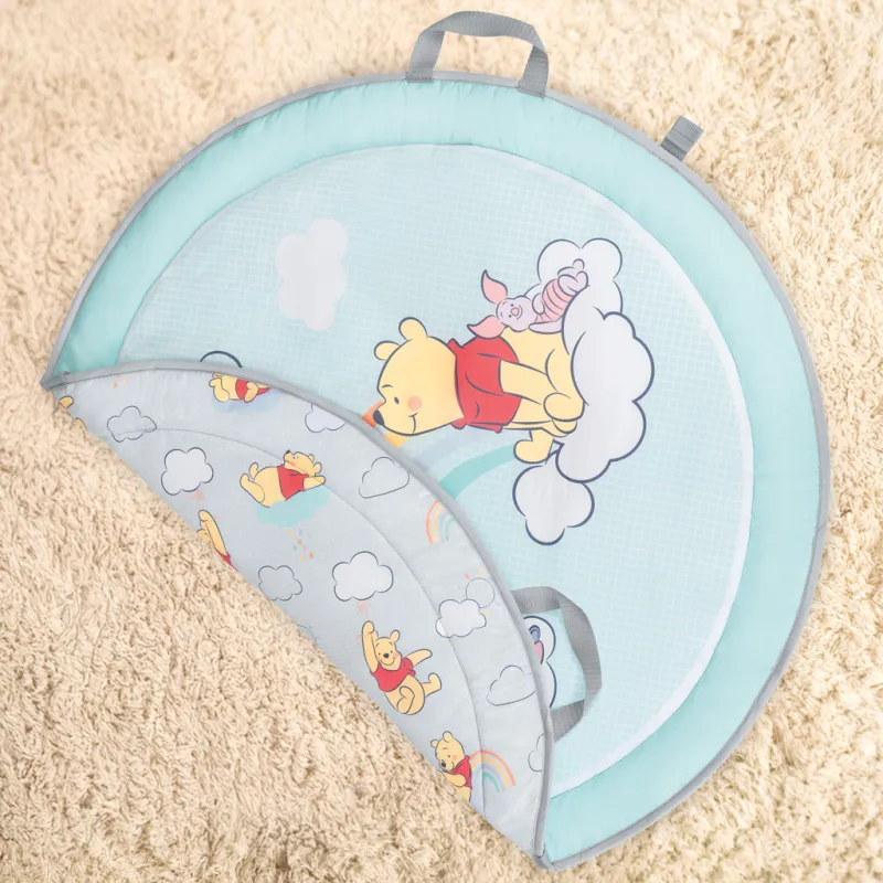 DISNEY BABY Deka na hraní pro rozvoj motoriky a smyslů, oboustranná Winnie the Pooh™ Hunny Hangout™,