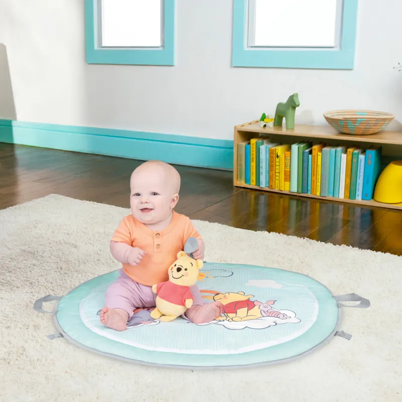 DISNEY BABY Deka na hraní pro rozvoj motoriky a smyslů, oboustranná Winnie the Pooh™ Hunny Hangout™,