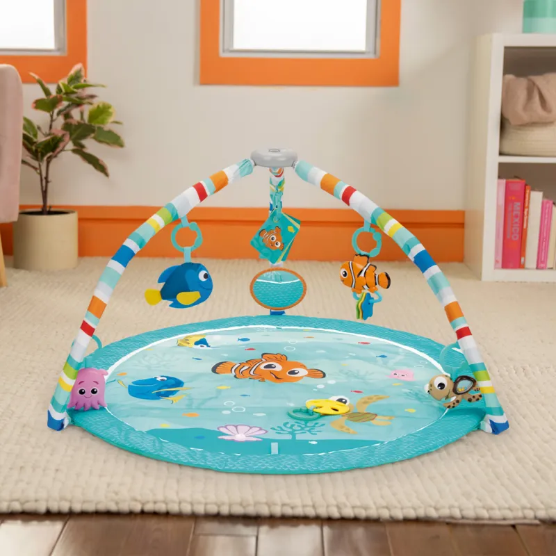 BRIGHT STARTS Deka hrací pro rozvoj motoriky a smyslů Finding Nemo POP 'N Wiggle™, 0m+