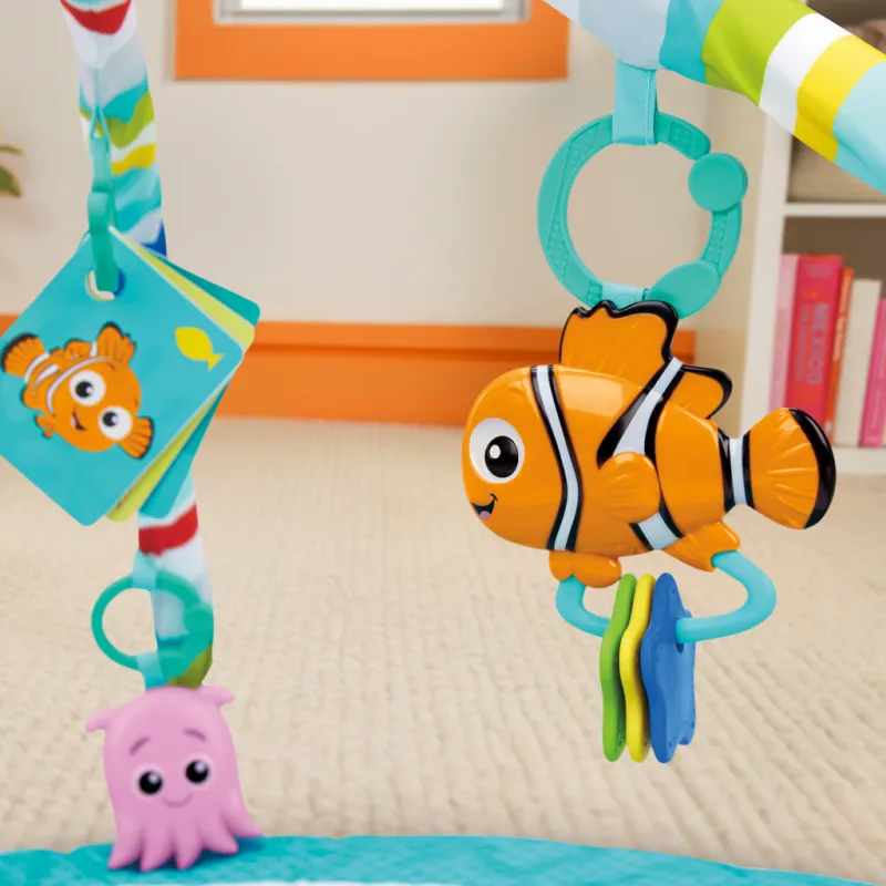 BRIGHT STARTS Deka hrací pro rozvoj motoriky a smyslů Finding Nemo POP 'N Wiggle™, 0m+