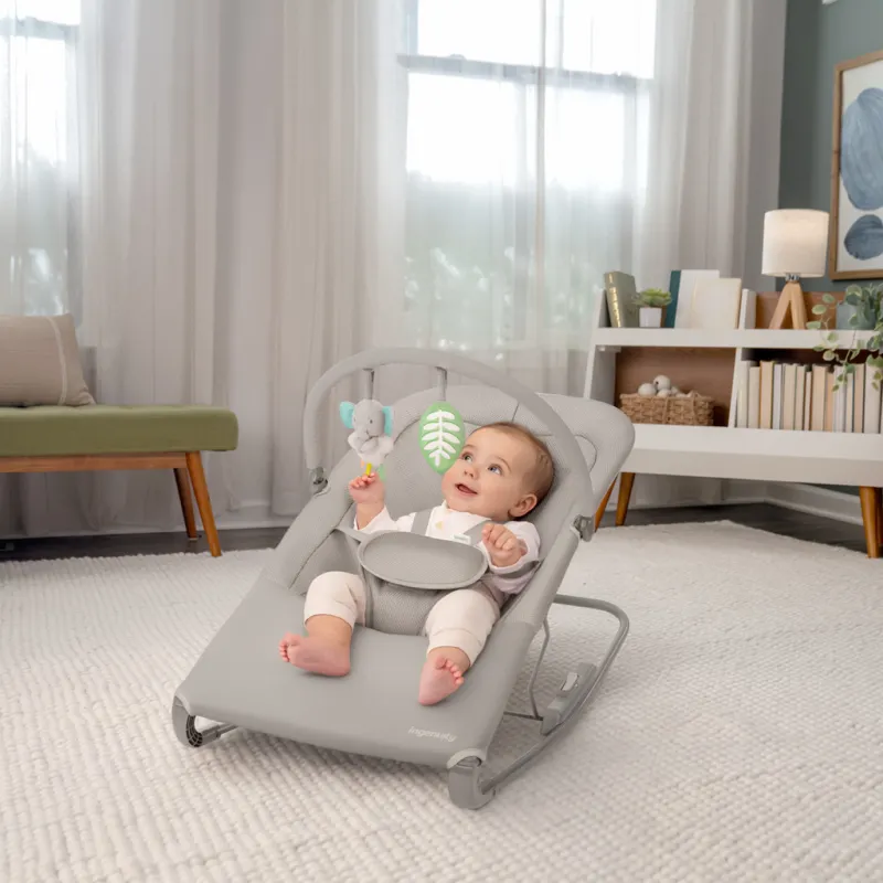 INGENUITY Lehátko houpací s vibrací, připravené na cesty Nestlé™, 0m+