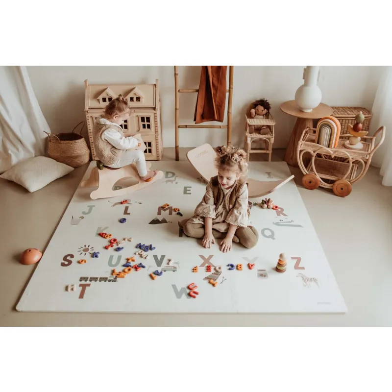 PLAY AND GO Tiloo EEVAA Podložka na hraní a domeček Alphabet